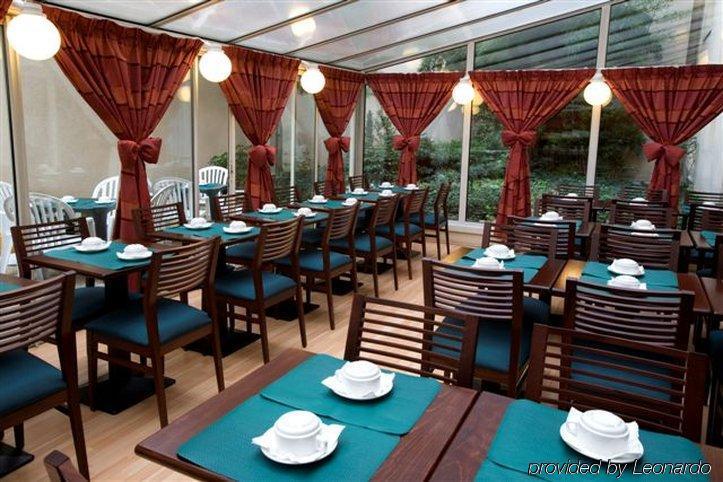 Hotel Izzy Issy-les-Moulineaux Étterem fotó