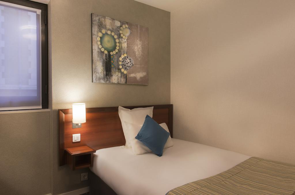 Hotel Izzy Issy-les-Moulineaux Kültér fotó